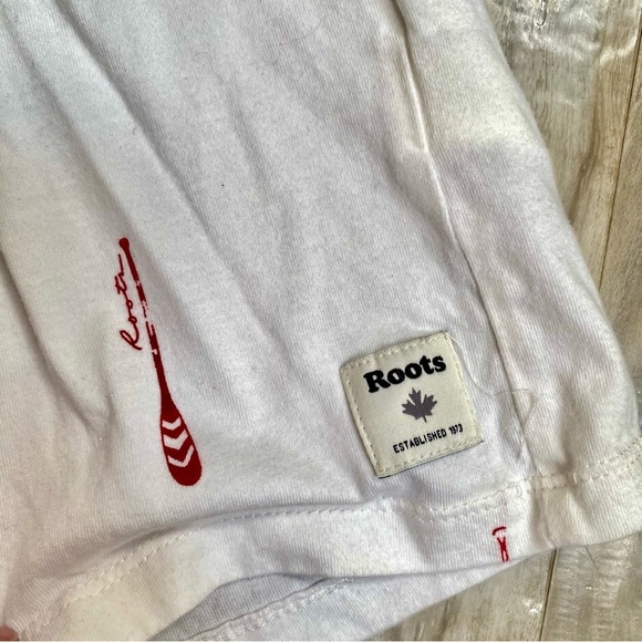 Roots CANADA Tshirt w maple 🍁 leaf & cabin cottage vibe - Picture 8 of 12